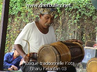légende: Musique traditionnelle Kota Bharu Kelantan 03
qualityCode=raw
sizeCode=half

Données de l'image originale:
Taille originale: 176106 bytes
Temps d'exposition: 1/100 s
Diaph: f/400/100
Heure de prise de vue: 2002:10:09 15:40:18
Flash: non
Focale: 151/10 mm
